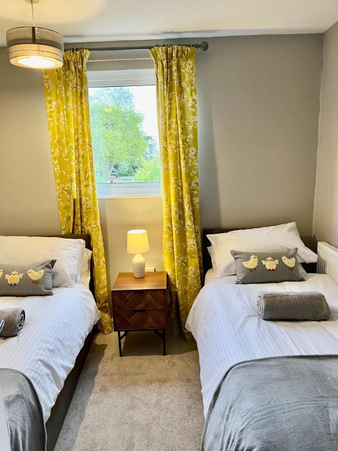 Canada House - Sleeps 6 -3 King Or 6 Single Ideal For Contractors Warrington Bagian luar foto