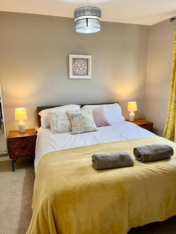 Canada House - Sleeps 6 -3 King Or 6 Single Ideal For Contractors Warrington Bagian luar foto
