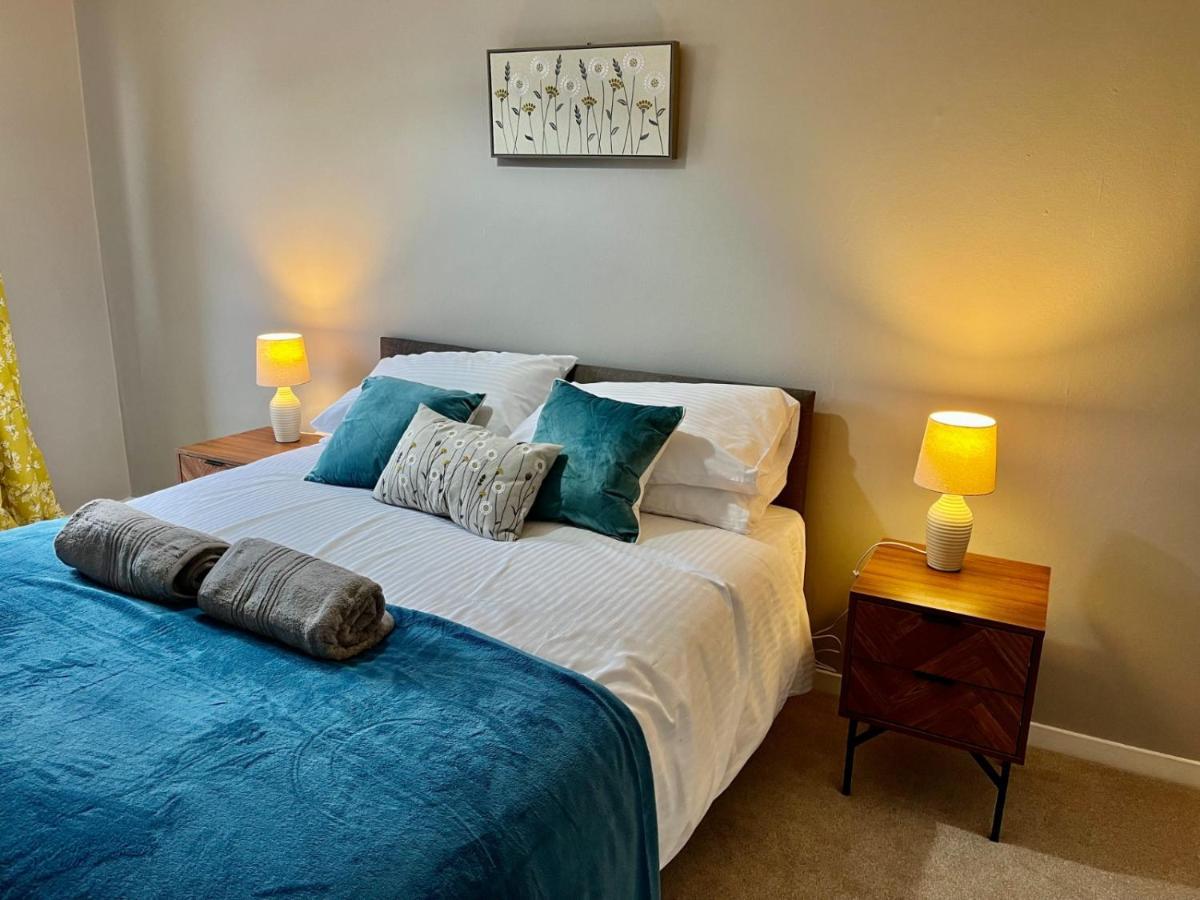 Canada House - Sleeps 6 -3 King Or 6 Single Ideal For Contractors Warrington Bagian luar foto