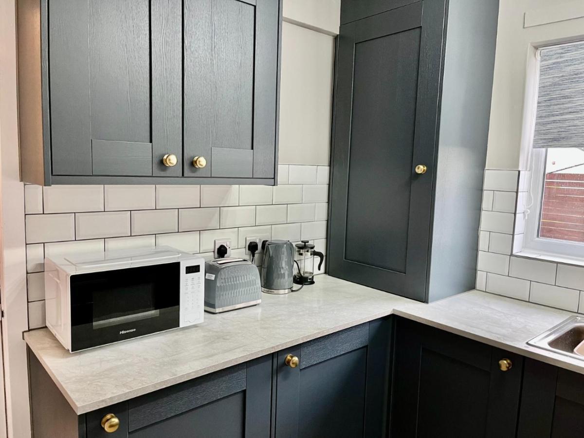 Canada House - Sleeps 6 -3 King Or 6 Single Ideal For Contractors Warrington Bagian luar foto