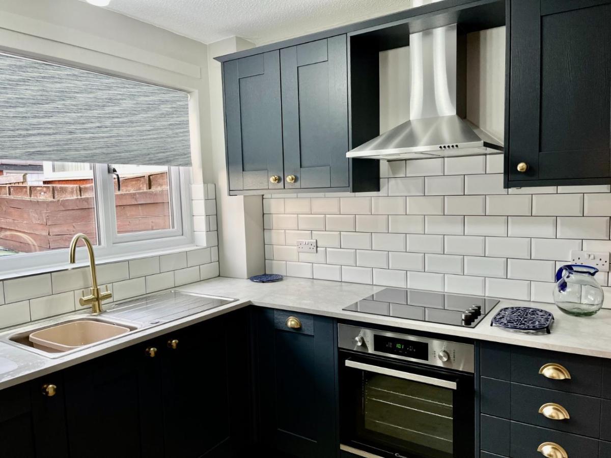 Canada House - Sleeps 6 -3 King Or 6 Single Ideal For Contractors Warrington Bagian luar foto