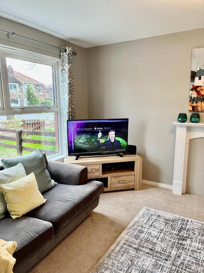Canada House - Sleeps 6 -3 King Or 6 Single Ideal For Contractors Warrington Bagian luar foto