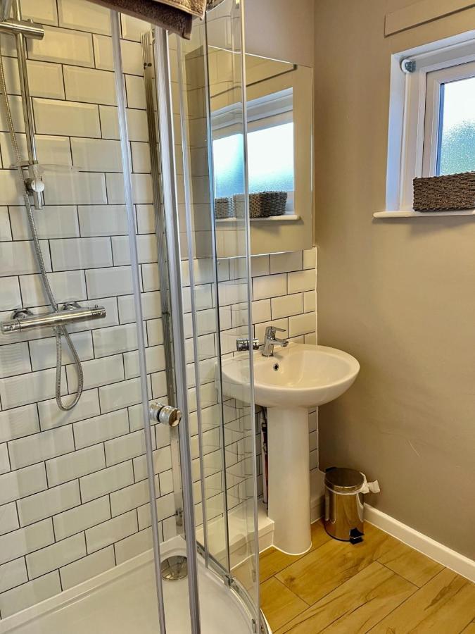 Canada House - Sleeps 6 -3 King Or 6 Single Ideal For Contractors Warrington Bagian luar foto