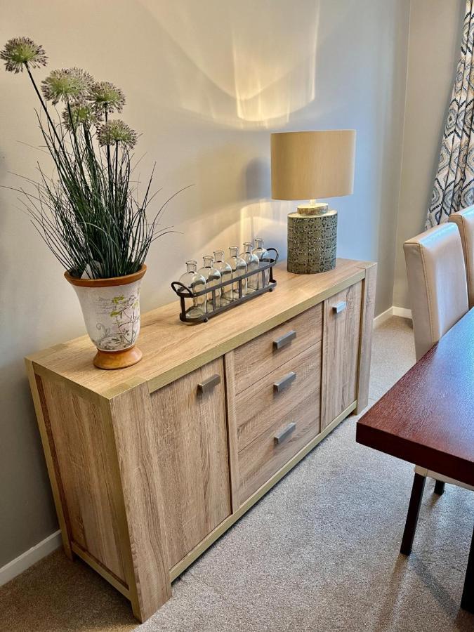 Canada House - Sleeps 6 -3 King Or 6 Single Ideal For Contractors Warrington Bagian luar foto